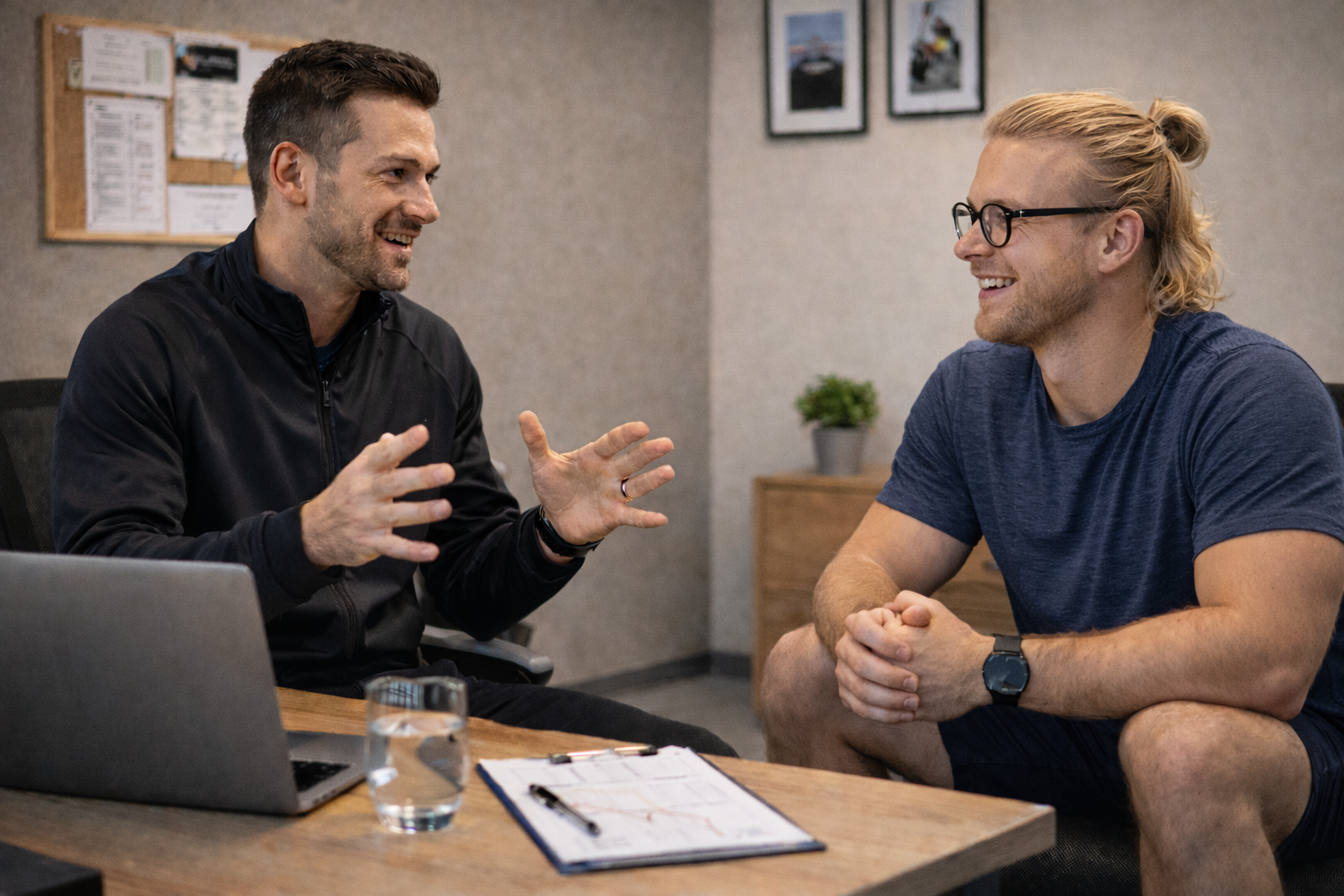 Fitnesstrainer unterstützt Kunden im Coaching-Gespräch während einer Ausbildung im Bereich Fitness und Gesundheit