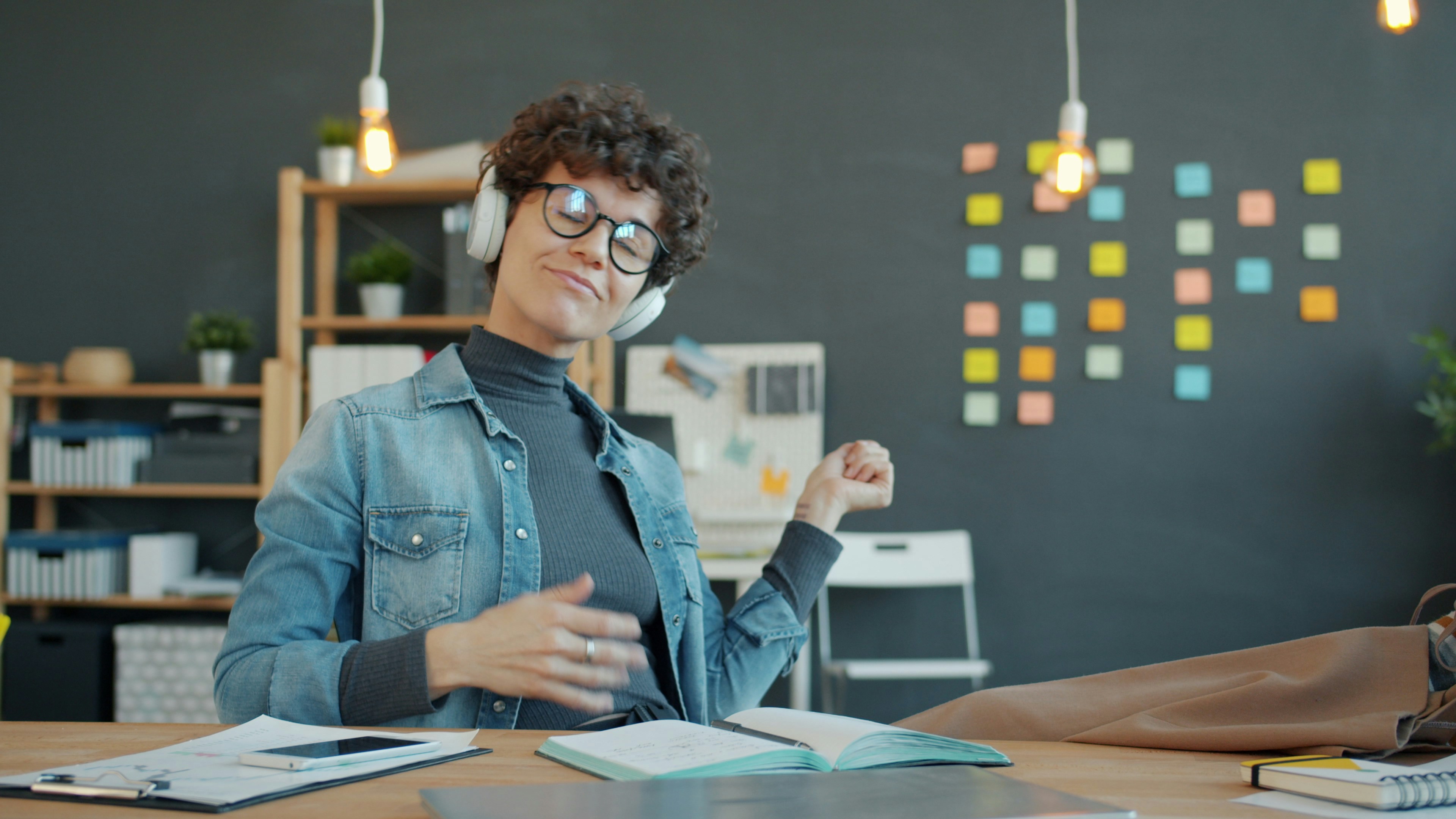 Learn@Home - Teilnehmerin beim selbstständigen Lernen und Mentaltraining mit Kopfhörern und Lernunterlagen
