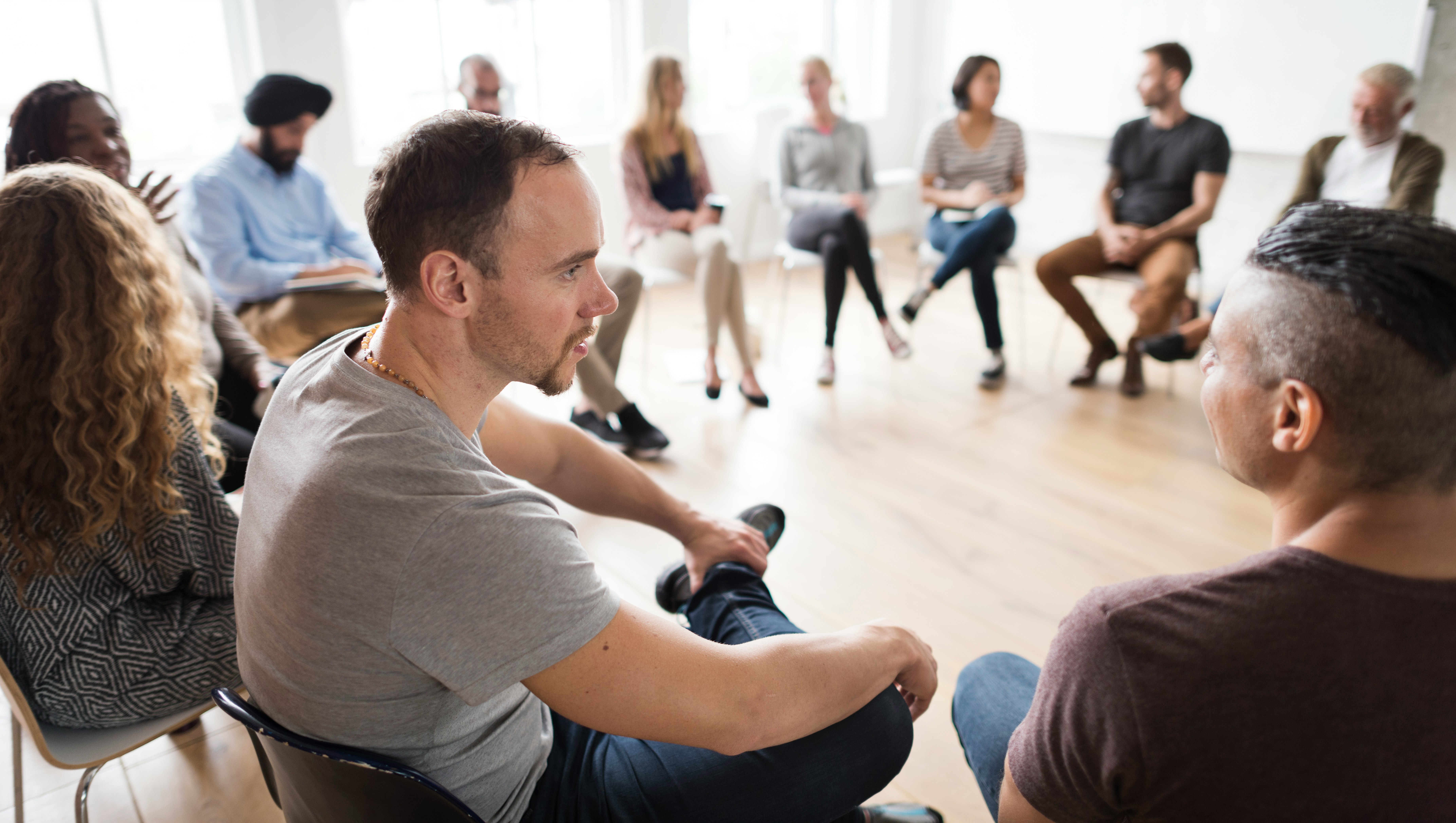 Learn@Home - Zwei Teilnehmer im persönlichen Austausch während eines Konflikt- und Kommunikationstrainings in der Gruppe