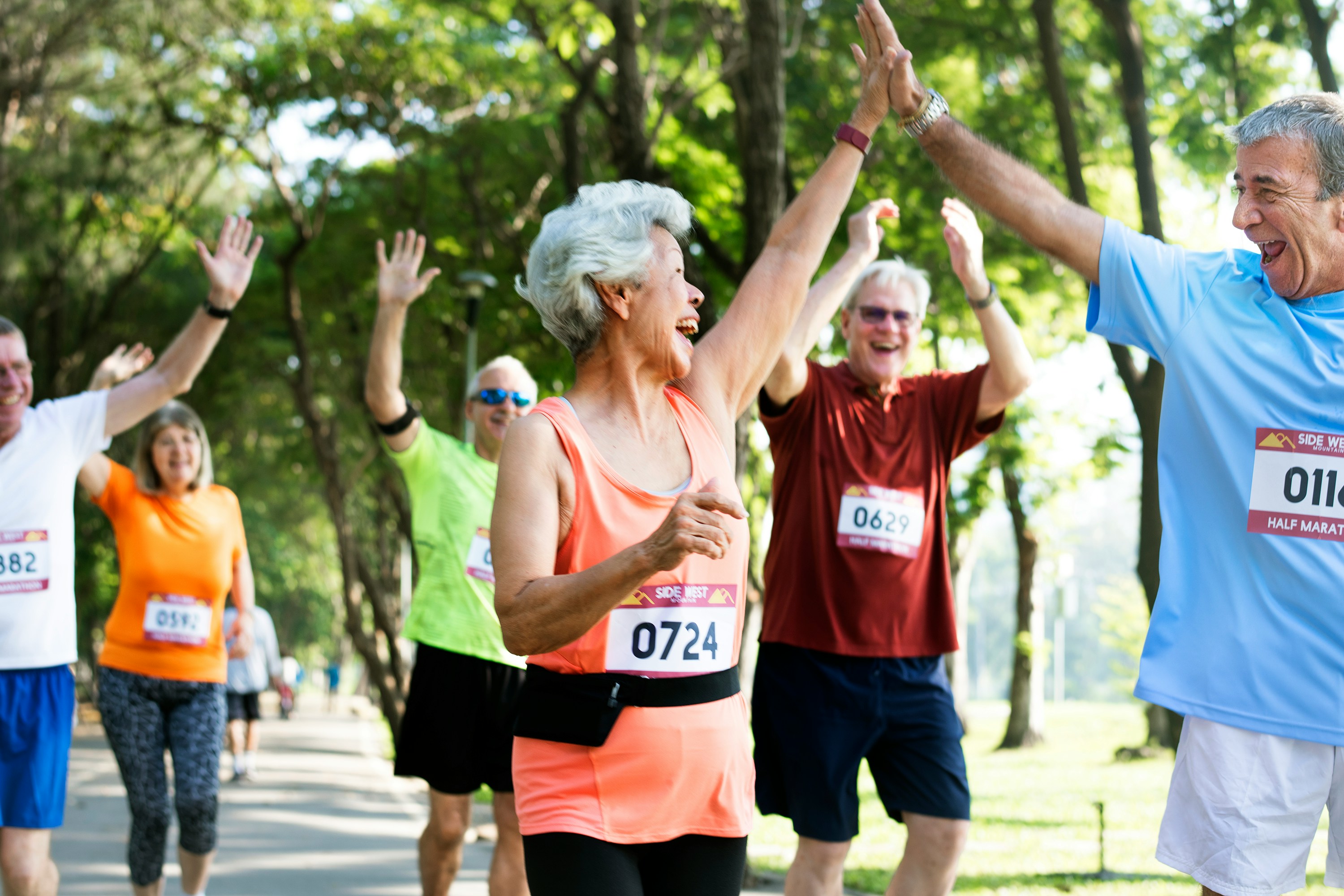 Learn@Home - Aktive Seniorinnen und Senioren beim gemeinsamen Sport im Park