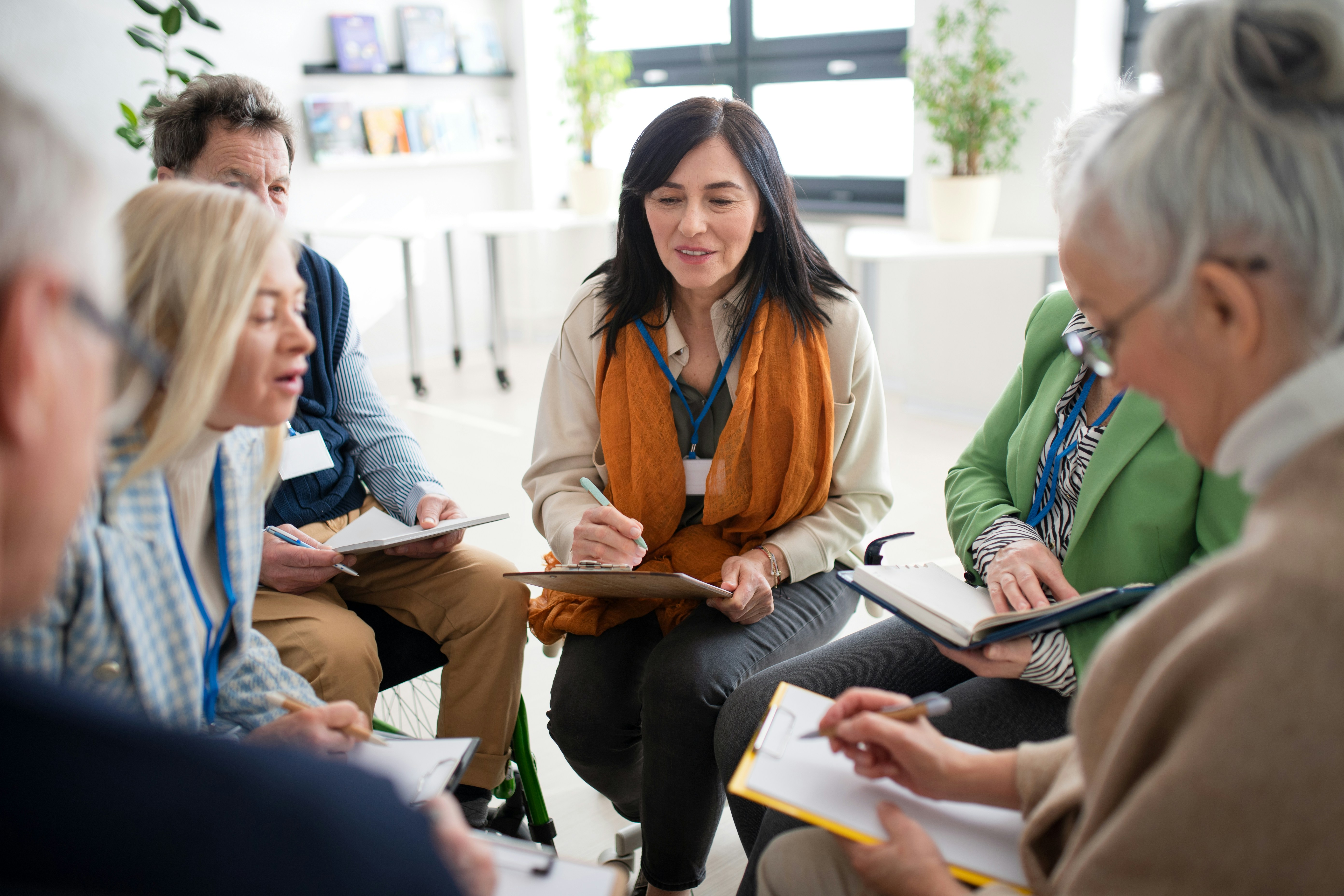 Learn@Home - Gruppe älterer Menschen im gemeinsamen Austausch bei einer Weiterbildung